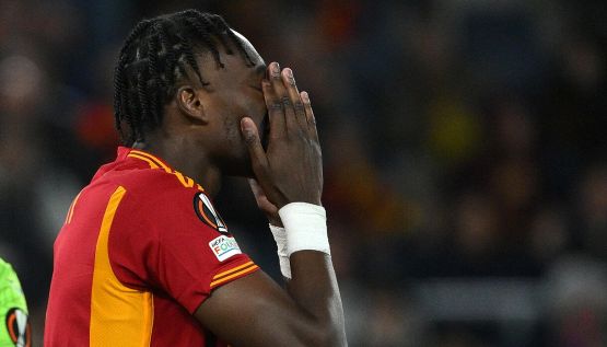 Roma, Abraham vittima di minacce di morte e insulti razzisti dopo gol sbagliato
