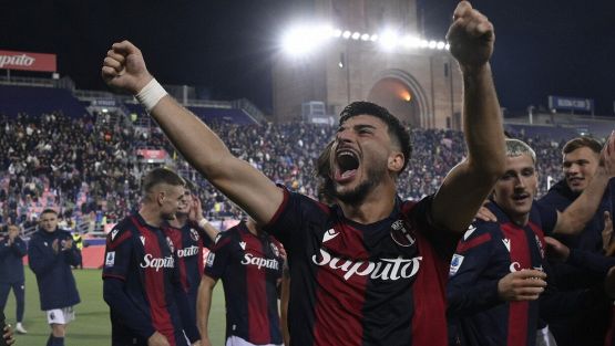 Bologna e Lecce, notte magica, tifosi in delirio per Champions e salvezza