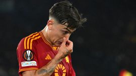 Roma, Dybala preoccupa i tifosi: “Mi intrigano Premier e Liga”. Angelino, primo acquisto per De Rossi