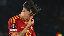 Roma, Dybala preoccupa i tifosi: “Mi intrigano Premier e Liga”. Angelino, primo acquisto per De Rossi