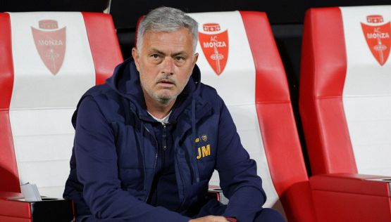 Roma, Mourinho riparte dal Fenerbahce: batte Pioli ma i tifosi lo attaccano senza pietà