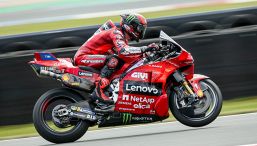 MotoGP Assen: Bagnaia inarrestabile vince la Sprint Race, Martin battuto, Vinales a podio. Marquez cade