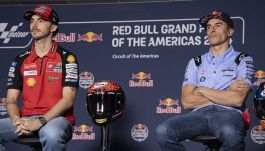 MotoGp, Marquez avverte subito Bagnaia: "Ho un piano" e svela i retroscena dell'accordo Ducati. Il silenzio di Rossi