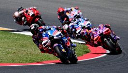 MotoGp Mugello, GP Italia: Bagnaia straordinario, partenza show e vittoria bis. Bastianini 2° brucia Martin