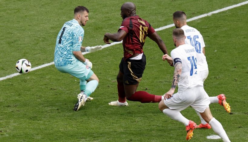 Belgio-Slovacchia, moviola: il nuovo Var massacra Lukaku, due gol annullati e manca un rosso