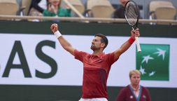 Roland Garros, Djokovic piega Cerundolo nonostante un infortunio al ginocchio: Sinner numero 1 sfuma, per ora