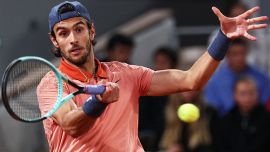 Roland Garros, Djokovic non muore mai! Batte Musetti in rimonta al quinto e resta numero uno: Sinner deve attendere