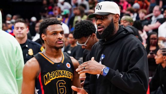 NBA, LeBron James scrive un’altra pagina di storia: giocherà col figlio Bronny nei Lakers ma non mancano le accuse