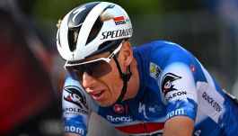 Tour de France, a Firenze la prima caduta: colpa dello zaino di uno spettatore. Furia contro gli organizzatori