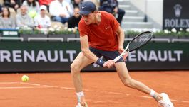 Roland Garros, Sinner rimonta Moutet e ai quarti sfiderà ancora Dimitrov