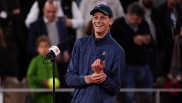 Roland Garros, Sinner vince da “gentleman” contro le follie di Moutet. Il giornalista Sky: “E’ un clown”