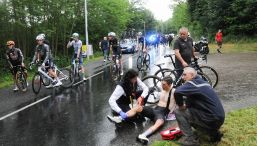 Ciclismo Giro del Delfinato, caduta per metà gruppo: volano anche Evenepoel e Roglic. Tappa neutralizzata