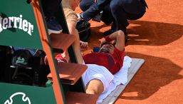 Infortunio per Djokovic: il ginocchio tradisce Nole contro Cerundolo