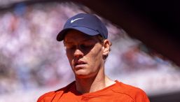 Roland Garros, Roddick si schiera con Sinner: “Infortunio diverso da Alcaraz”. E sul numero 1 al mondo…