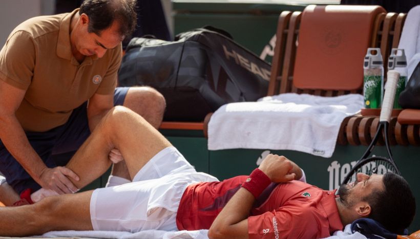 Roland Garros, la rivelazione di Djokovic dopo l’intervento ma Wimbledon è a rischio. Alcaraz avverte Sinner