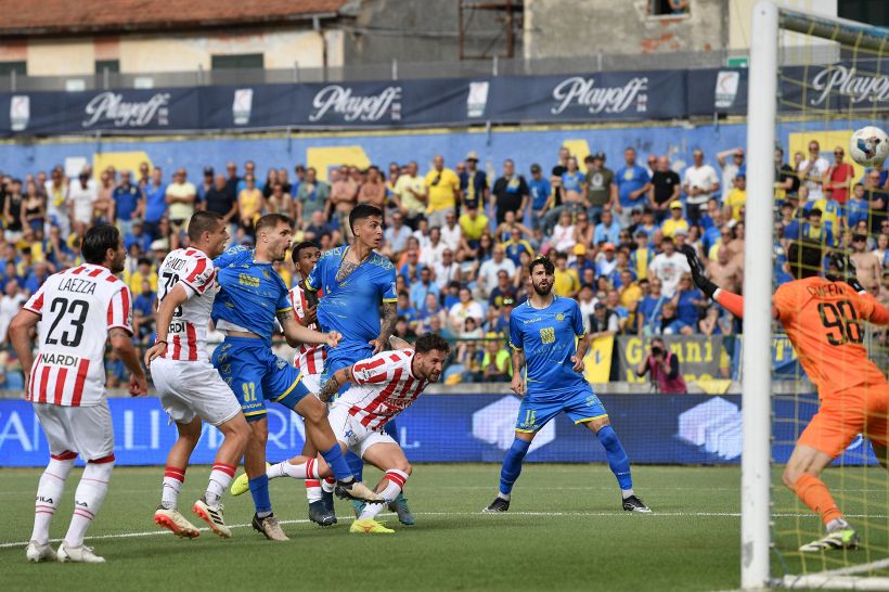Carrarese in Serie B, 1-0 al Vicenza: Finotto alla Ibra, Schiavi illumina, le pagelle della finale playoff