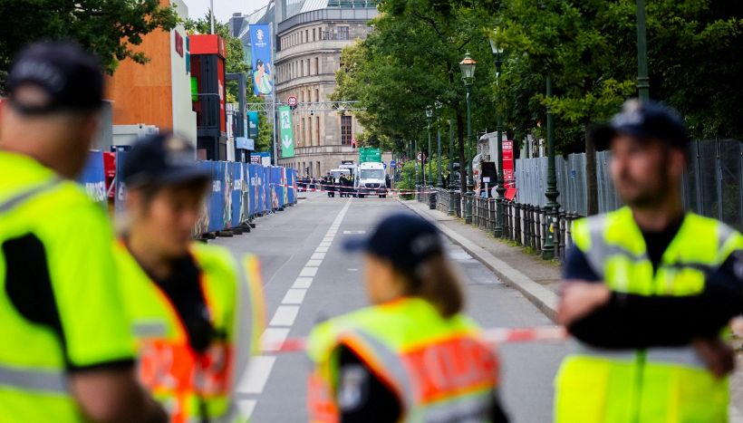 Euro2024, allarme terrorismo a Berlino, sospetto zaino esplosivo in centro: un arresto e fan zone evacuata