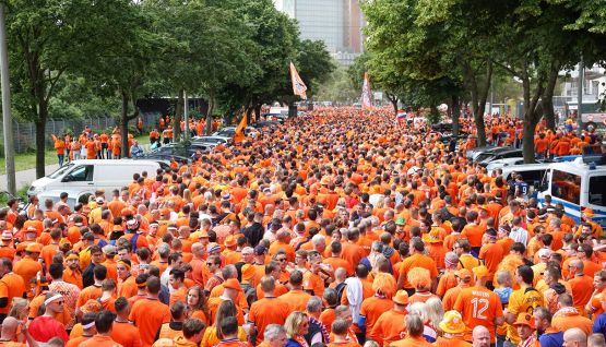Polonia-Olanda: terrore ad Amburgo, polizia spara a uomo armato con piccone che minacciava tifosi orange