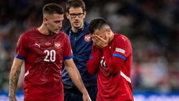 Juve, Serbia-Inghilterra horror per Kostic: lo scontro con Bellingham, l’infortunio e le lacrime, tutto in 43’