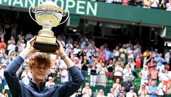 Sinner a Wimbledon punta al montepremi da record nel segno di Federer: intanto Djokovic avverte Jannik