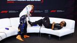 F1 Gp Spagna: Hamilton sdraiato sul divano, Verstappen lo sfotte: 'Stai invecchiando'. Il siparietto è virale