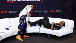 F1 Gp Spagna: Hamilton sdraiato sul divano, Verstappen lo sfotte: "Stai invecchiando". Il siparietto è virale