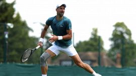 Wimbledon, Djokovic avverte Sinner e Alcaraz ma sui social scoppia la polemica per “la finta operazione”