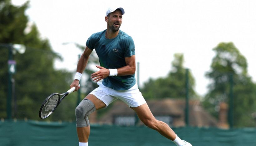 Wimbledon, Djokovic avverte Sinner e Alcaraz ma sui social scoppia la polemica per “la finta operazione”