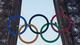 Olimpiadi, cerchi olimpici sulla Tour Eiffel: Parigi si veste a festa per i Giochi