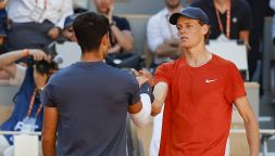 Roland Garros, Sinner cede al 5° con Alcaraz. Bertolucci: “Colpa dell’anca”, ma per il futuro cresce l’ottimismo