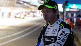 24 ore Le Mans, Valentino Rossi esordio amaro: il ritiro nella notte dopo l'incidente di Al Harthy, era primo