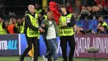 Euro2024 Italia-Albania: invasione di campo nel finale, tifoso albanese placcato in campo dagli stewards