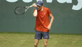 ATP Halle, Sinner vince ma lancia l’allarme: "Spero di recuperare per la semifinale". Bolelli-Vavassori avanti