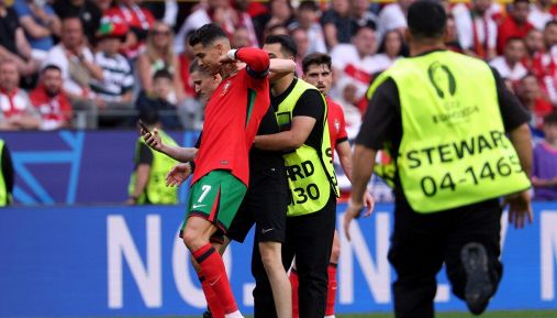 Euro2024, per Cristiano Ronaldo 5 invasioni e ressa post-gara: la gaffe della Rai