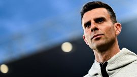 Juventus, Thiago Motta già scatena l’entusiasmo dei tifosi e il club gli regala Douglas Luiz: via McKennie e Iling