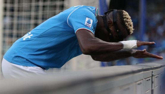 Napoli, Osimhen furioso sui social: lo sfogo contro il ct della Nigeria che poi si dimette. Nuovi guai per De Laurentiis