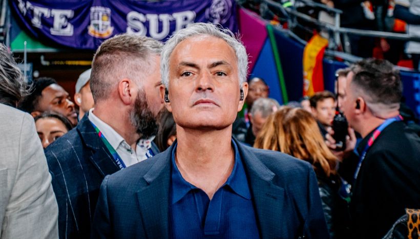 Mourinho, show alla presentazione al Fenerbahce: “I vostri sogni sono anche i miei”. E ora spaventa la Roma