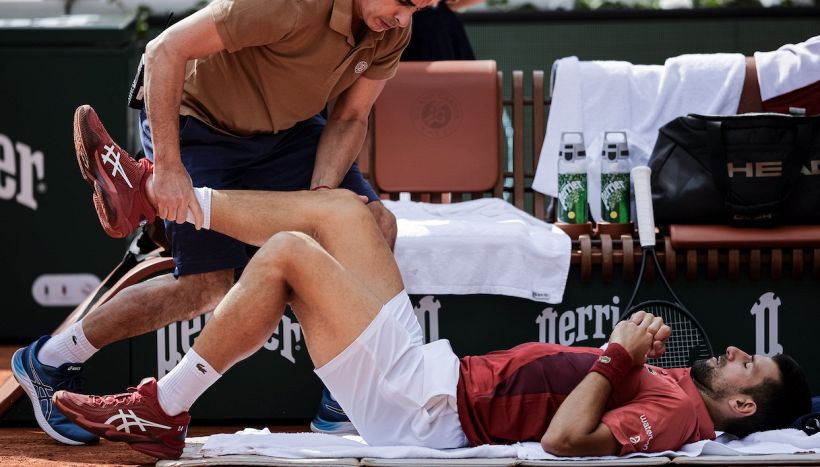 Djokovic e l'infortunio al Roland Garros, il chirurgo rivela: “Chiunque altro sarebbe andato al pronto soccorso”