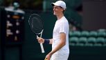 Wimbledon, Sinner batte Djokovic nel test sul centrale: le sensazioni sulla presenza di Nole ai Championships
