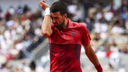 Roland Garros, Djokovic non esclude il ritiro ai quarti e fa polemica sui campi: Sinner può diventare numero 1
