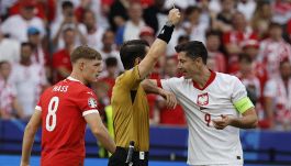 Polonia-Austria, moviola: rigore negato a Zielinski e inventato su Szczesny, il ruolo di Valeri al Var