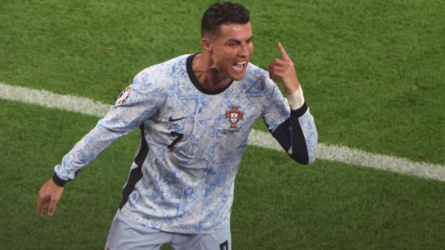 O gesto rude de Ronaldo para com o árbitro e o VAR