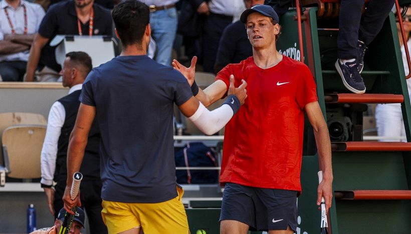 Roland Garros, Sinner campione di fair play: il tifo dei francesi per Alcaraz e la sua furia col raccattapalle