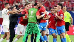 Repubblica Ceca-Turchia, moviola: l’arbitro perde la testa, 18 cartellini con due espulsi