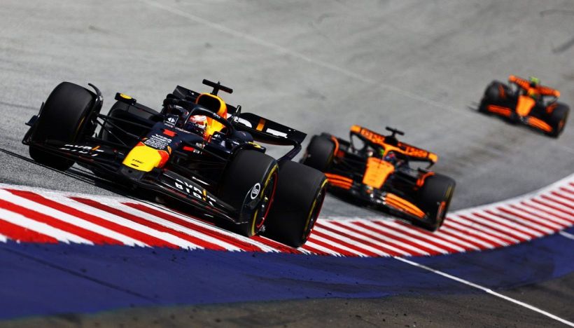 F1 GP Austria: Verstappen lotta e vince la Sprint Race davanti a Piastri e Norris. Sainz 5°, Leclerc 7°