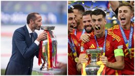 Europei, Chiellini, l'ultimo bacio alla coppa e il messaggio a Morata "Alzala": festa Spagna, lacrime inglesi