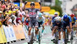 Tour de France, 13a tappa: Philipsen, stavolta l'azzardo paga. Van Aert e Girmay dietro. Ayuso si ritira