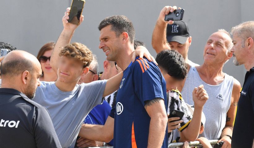 La Juventus di Allegri resta a casa, con Thiago Motta cambia tutto già dal ritiro in Germania