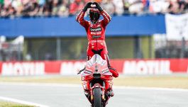 MotoGP Germania, incredibile finale: Martin cade al penultimo giro, Bagnaia ringrazia e vince! Podio fratelli Marquez