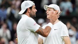 Sinner-Berrettini, le parole sussurrate a rete dopo la vittoria al secondo turno a Wimbledon. Il gesto eloquente per sancire l'amicizia